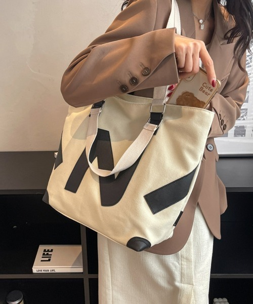 SEU(エスイーユー)の「大容量カジュアルキャンバストートバッグ A4 3wayNイニシャルレザー オフィス(トートバッグ・レディース・ベージュ/アイボリー/ブラック・フリー)」の7枚目の写真