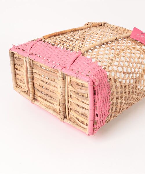 LILA&FLEUR(リラアンドフルール)の「Paint Rattan Basket M(かごバッグ・レディース・ピンク系/ブルー系/グリーン系/ブラック系・MEDIUM)」の7枚目の写真