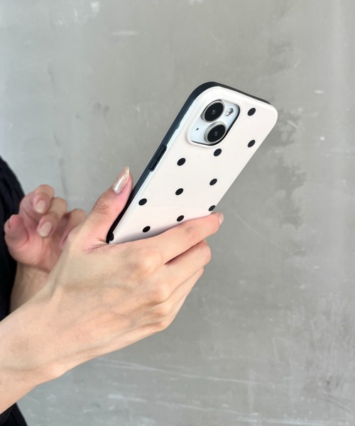 Loco Ocean（ロコオーシャン）の「ドット柄 バイカラー 耐衝撃 TPU素材 / スマホカバー iPhoneケース ( 12 / 13 / 14 / 15 )（スマホケース/カバー・レディース・ホワイト/ブラック・iPhone 12/iPhone 15/iPhone 13/iPhone 14）」の3枚目の写真