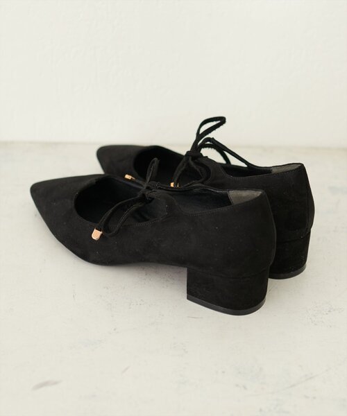 natural couture（ナチュラルクチュール）の「ハートカットリボンパンプス（パンプス・レディース・グレイッシュベージュ/ブラック・MEDIUM/LARGE）」の5枚目の写真