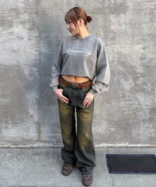 ATMARK（アットマーク）の「《フリーサイズ　/　UNISEX　》ATMARKメタルロゴクロップドトレーナー　ショートトレーナー　高周波プリント　ウォッシュ加工（スウェット・レディース・グレー・FREE）」の4枚目の写真