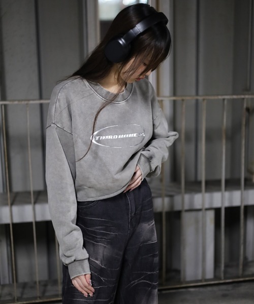 ATMARK（アットマーク）の「《フリーサイズ　/　UNISEX　》ATMARKメタルロゴクロップドトレーナー　ショートトレーナー　高周波プリント　ウォッシュ加工（スウェット・レディース・グレー・FREE）」の14枚目の写真