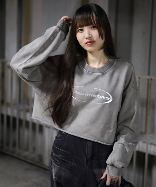 ATMARK（アットマーク）の「《フリーサイズ　/　UNISEX　》ATMARKメタルロゴクロップドトレーナー　ショートトレーナー　高周波プリント　ウォッシュ加工（スウェット・レディース・グレー・FREE）」の13枚目の写真