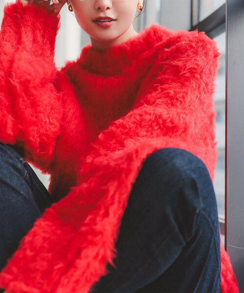 KOBE LETTUCE(コウベレタス)の「シャギーニットトップス(ニット/セーター・レディース・ブルー/チャコール/イエロー/レッド・M)」の4枚目の写真