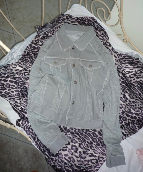 SHAGGIE（シャギー）の「カットオフ切り替え裏毛スウェットジャケット（テーラードジャケット・レディース・グレー/ブラック・FREE）」の2枚目の写真
