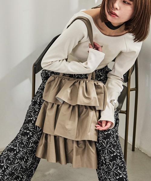 Fashion Letter（ファッションレター）の「フェイクレザーフリル トートバッグ（トートバッグ・レディース・ベージュ/アイボリー/ブラック・FREE）」の2枚目の写真