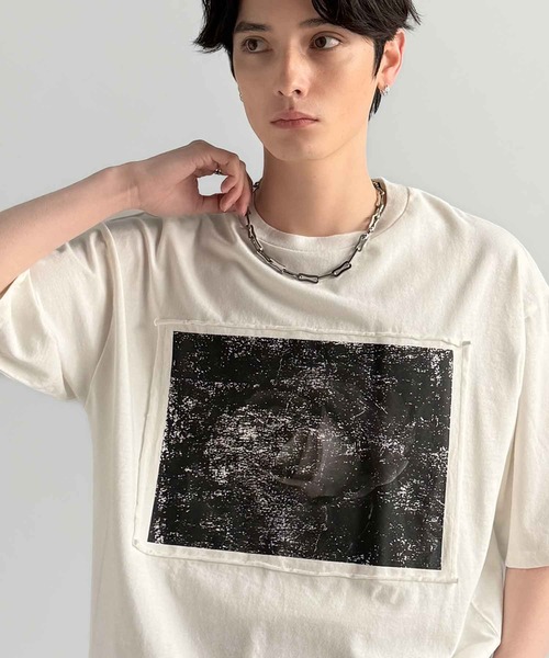 Classical Origin(クラシカルオリジン)の「ピグメント加工ダブルレイヤーデザインプリントTシャツ/Pigment-Dyed Double-Layered Design Print T-Shirt(Tシャツ/カットソー・メンズ・オフホワイト/グレイッシュベージュ/チャコールグレー・MEDIUM/SMALL/LARGE)」の2枚目の写真