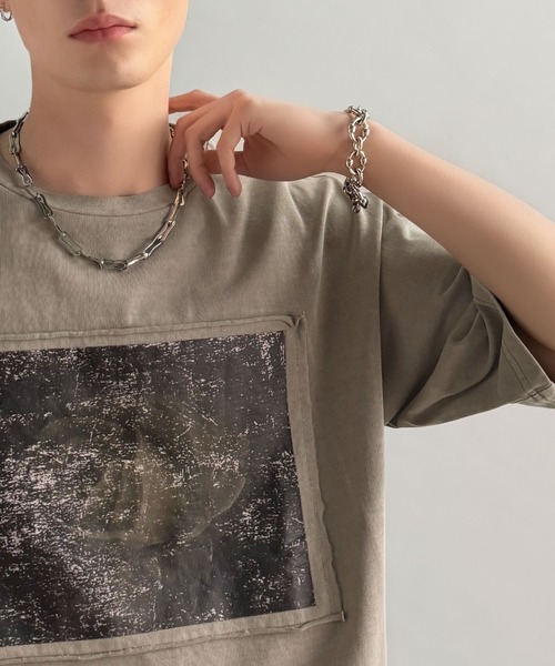 Classical Origin(クラシカルオリジン)の「ピグメント加工ダブルレイヤーデザインプリントTシャツ/Pigment-Dyed Double-Layered Design Print T-Shirt(Tシャツ/カットソー・メンズ・オフホワイト/グレイッシュベージュ/チャコールグレー・MEDIUM/SMALL/LARGE)」の3枚目の写真