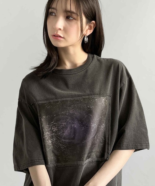 Classical Origin(クラシカルオリジン)の「ピグメント加工ダブルレイヤーデザインプリントTシャツ/Pigment-Dyed Double-Layered Design Print T-Shirt(Tシャツ/カットソー・メンズ・オフホワイト/グレイッシュベージュ/チャコールグレー・MEDIUM/SMALL/LARGE)」の1枚目の写真