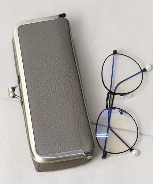 Fun & Daily(ファンアンドデイリー)の「F&D : カウレザーメガネ&小物ケース(メガネ・レディース・ベージュ/ブラック・FREE)」の2枚目の写真