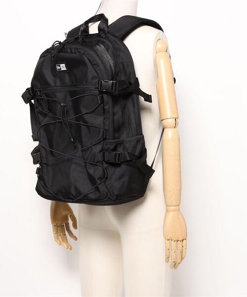 NEW ERA（ニューエラ）の「【NEWERA/ニューエラ】大容量28Lユニセックスリュック/PC収納・通学・通勤・旅行・部活に最適なバックパック（バックパック/リュック・メンズ・ブラック・ONESIZE）」の6枚目の写真