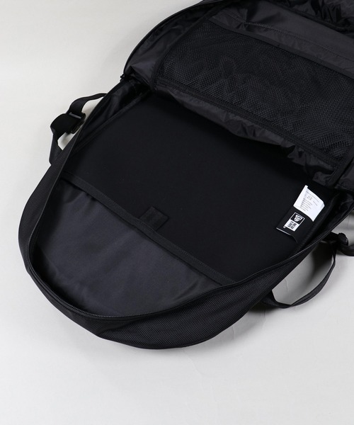 NEW ERA（ニューエラ）の「【NEWERA/ニューエラ】大容量28Lユニセックスリュック/PC収納・通学・通勤・旅行・部活に最適なバックパック（バックパック/リュック・メンズ・ブラック・ONESIZE）」の5枚目の写真