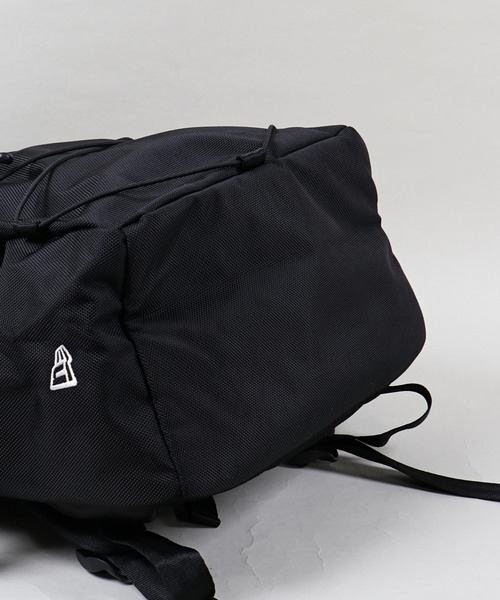 NEW ERA（ニューエラ）の「【NEWERA/ニューエラ】大容量28Lユニセックスリュック/PC収納・通学・通勤・旅行・部活に最適なバックパック（バックパック/リュック・メンズ・ブラック・ONESIZE）」の4枚目の写真