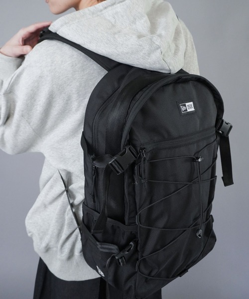 NEW ERA（ニューエラ）の「【NEWERA/ニューエラ】大容量28Lユニセックスリュック/PC収納・通学・通勤・旅行・部活に最適なバックパック（バックパック/リュック・メンズ・ブラック・ONESIZE）」の8枚目の写真