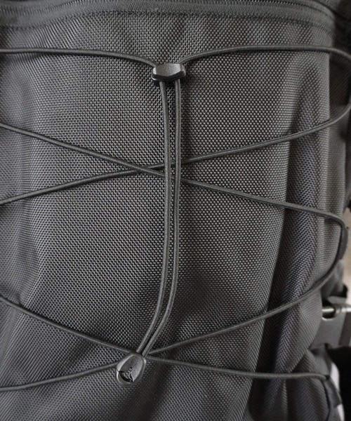 NEW ERA（ニューエラ）の「【NEWERA/ニューエラ】大容量28Lユニセックスリュック/PC収納・通学・通勤・旅行・部活に最適なバックパック（バックパック/リュック・メンズ・ブラック・ONESIZE）」の10枚目の写真
