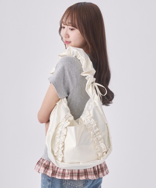 INTER FACTORY（インターファクトリー）の「久保田ももか - シャーリング フリル ショルダーバック made in INTER FACTORY（ショルダーバッグ・レディース・ブラック/ホワイト・FREE）」の2枚目の写真
