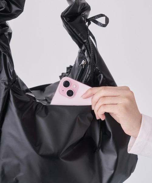 INTER FACTORY（インターファクトリー）の「久保田ももか - シャーリング フリル ショルダーバック made in INTER FACTORY（ショルダーバッグ・レディース・ブラック/ホワイト・FREE）」の6枚目の写真