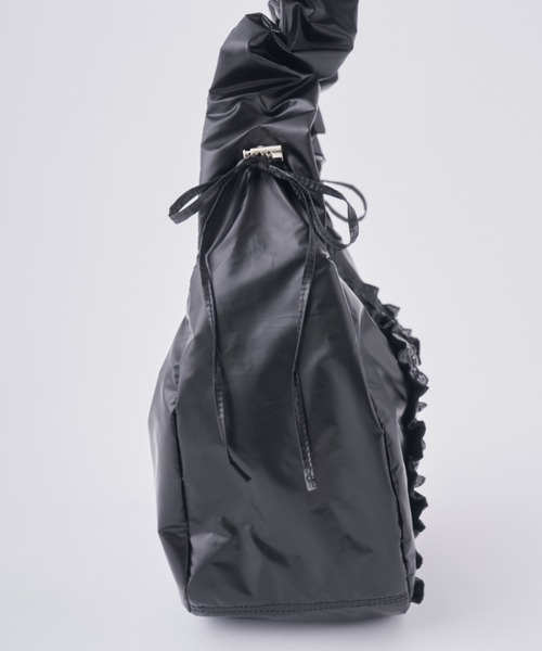 INTER FACTORY（インターファクトリー）の「久保田ももか - シャーリング フリル ショルダーバック made in INTER FACTORY（ショルダーバッグ・レディース・ブラック/ホワイト・FREE）」の19枚目の写真