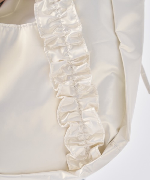 INTER FACTORY（インターファクトリー）の「久保田ももか - シャーリング フリル ショルダーバック made in INTER FACTORY（ショルダーバッグ・レディース・ブラック/ホワイト・FREE）」の3枚目の写真