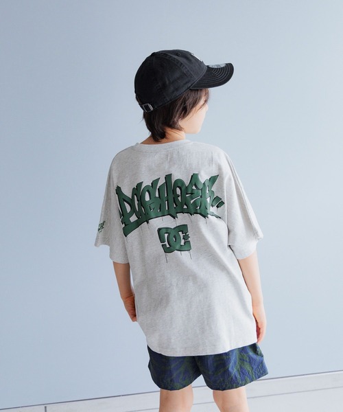 DC SHOES（ディーシーシューズ）の「【DCSHOES（ディーシーシューズ）】別注グラフィックT(KIDS)（Tシャツ/カットソー・キッズ・アイボリー/チャコール/オフホワイト・120cm/150cm/130cm/140cm）」の3枚目の写真