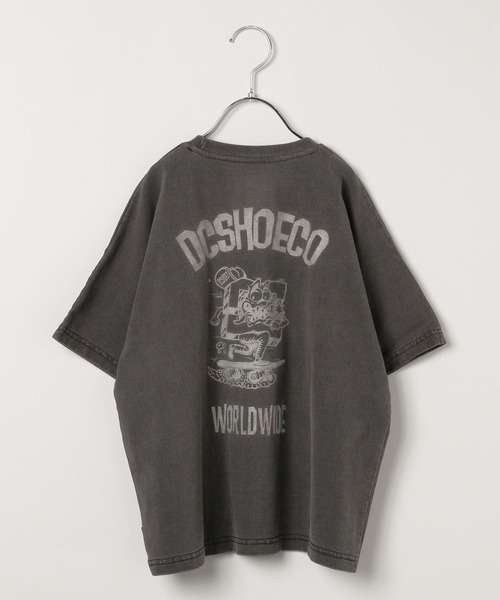 DC SHOES（ディーシーシューズ）の「【DCSHOES（ディーシーシューズ）】別注グラフィックT(KIDS)（Tシャツ/カットソー・キッズ・アイボリー/チャコール/オフホワイト・120cm/150cm/130cm/140cm）」の2枚目の写真