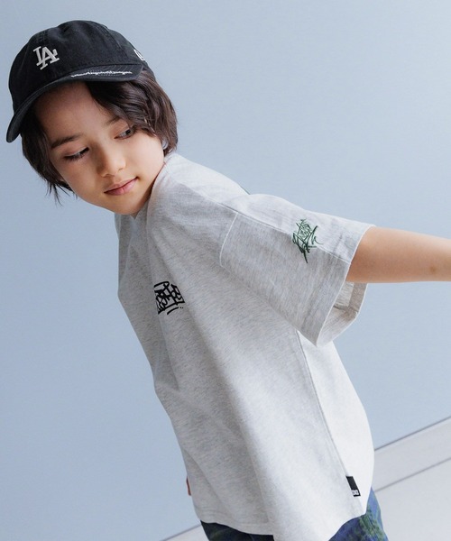 DC SHOES（ディーシーシューズ）の「【DCSHOES（ディーシーシューズ）】別注グラフィックT(KIDS)（Tシャツ/カットソー・キッズ・アイボリー/チャコール/オフホワイト・120cm/150cm/130cm/140cm）」の6枚目の写真
