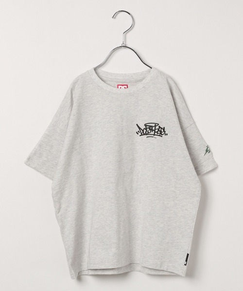 DC SHOES（ディーシーシューズ）の「【DCSHOES（ディーシーシューズ）】別注グラフィックT(KIDS)（Tシャツ/カットソー・キッズ・アイボリー/チャコール/オフホワイト・120cm/150cm/130cm/140cm）」の18枚目の写真
