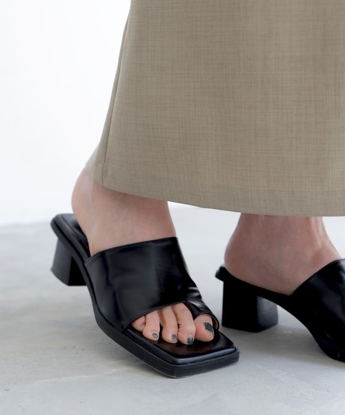 LIAN(リアン)の「スクエアトングサンダル(サンダル・レディース・シルバー/ブラック/アイボリー・LARGE/MEDIUM)」の2枚目の写真