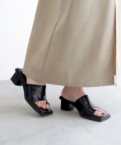 LIAN(リアン)の「スクエアトングサンダル(サンダル・レディース・シルバー/ブラック/アイボリー・LARGE/MEDIUM)」の4枚目の写真