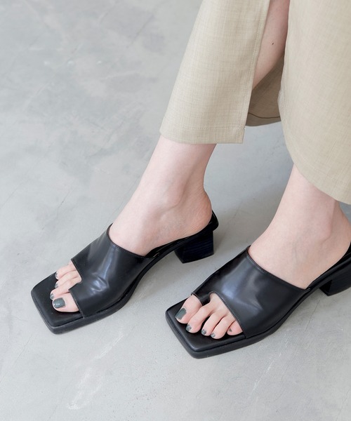 LIAN(リアン)の「スクエアトングサンダル(サンダル・レディース・シルバー/ブラック/アイボリー・LARGE/MEDIUM)」の5枚目の写真