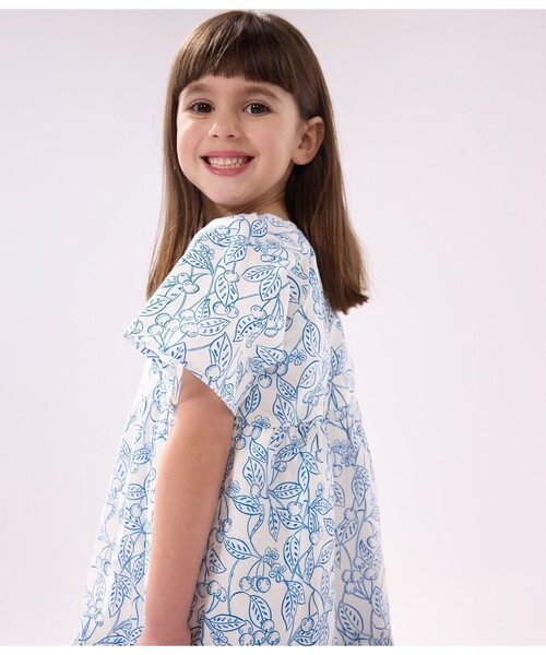 PETIT BATEAU(プチバトー)の「半袖ワンピース(ワンピース・キッズ・ホワイト×ブルー・6YEAR/8YEAR/10YEAR/12YEAR)」の4枚目の写真