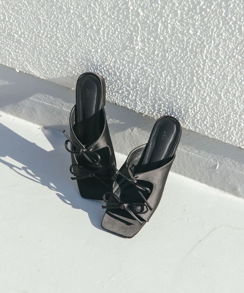 KBF（ケイビーエフ）の「サテンリボンミュール（サンダル・レディース・ブラック/ブルー・37/38）」の2枚目の写真