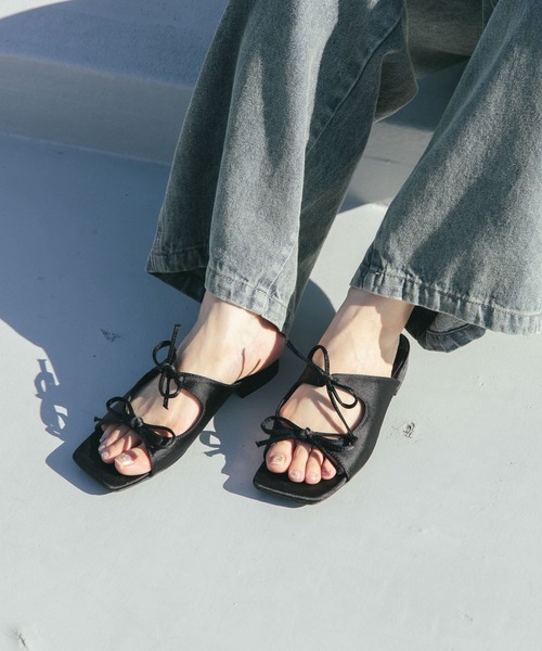 KBF（ケイビーエフ）の「サテンリボンミュール（サンダル・レディース・ブラック/ブルー・37/38）」の3枚目の写真