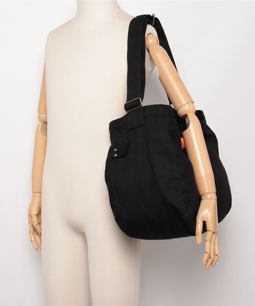 UNIVERSAL OVERALL(ユニバーサルオーバーオール)の「【UNIVERSAL OVERALL】NEWSPAPER BAG / ニュースペーパーショルダーバッグ(ショルダーバッグ・レディース・ホワイト/ブラック・FREE)」の3枚目の写真