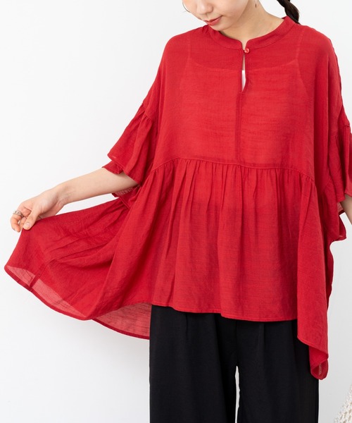 refinedworks（リファインドワークス）の「【refinedworks】ギャザー × フレアシルエット が映える軽やか チュニック（シャツ/ブラウス・レディース・レッド/チャコールグレー/ホワイト・FREE）」の3枚目の写真
