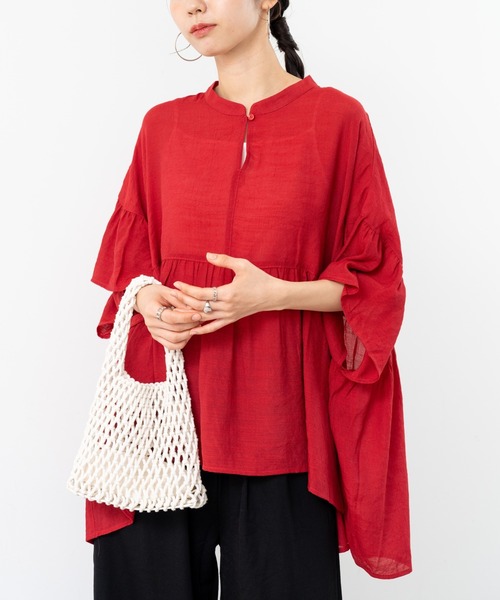refinedworks（リファインドワークス）の「【refinedworks】ギャザー × フレアシルエット が映える軽やか チュニック（シャツ/ブラウス・レディース・レッド/チャコールグレー/ホワイト・FREE）」の4枚目の写真