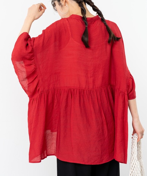 refinedworks（リファインドワークス）の「【refinedworks】ギャザー × フレアシルエット が映える軽やか チュニック（シャツ/ブラウス・レディース・レッド/チャコールグレー/ホワイト・FREE）」の5枚目の写真