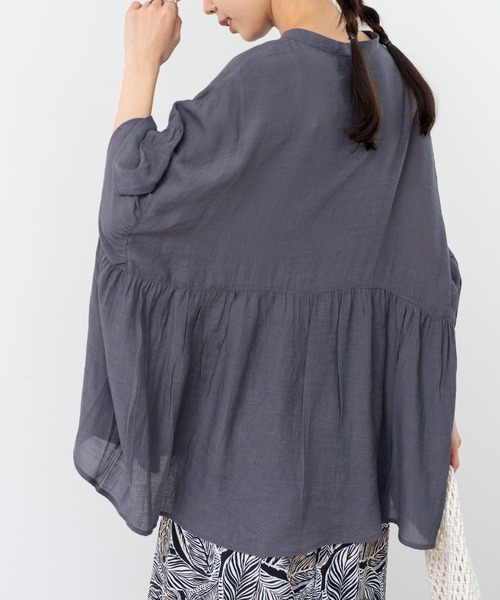 refinedworks（リファインドワークス）の「【refinedworks】ギャザー × フレアシルエット が映える軽やか チュニック（シャツ/ブラウス・レディース・レッド/チャコールグレー/ホワイト・FREE）」の7枚目の写真