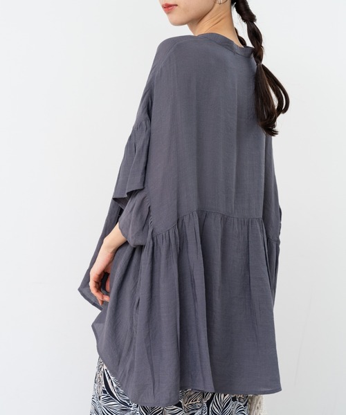 refinedworks（リファインドワークス）の「【refinedworks】ギャザー × フレアシルエット が映える軽やか チュニック（シャツ/ブラウス・レディース・レッド/チャコールグレー/ホワイト・FREE）」の8枚目の写真