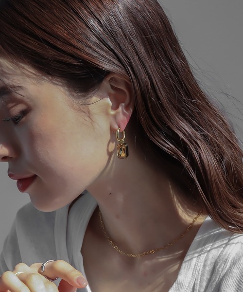 abaskdesign(アバスクデザイン)の「金属アレルギー対応 スクエアストーンフープピアス(ピアス(両耳用)・レディース・グレー/ホワイト/ブラウン/グリーン・FREE)」の6枚目の写真