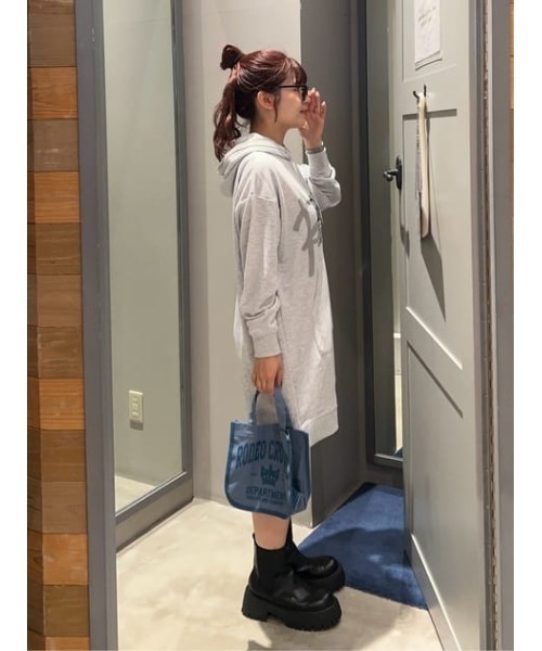 RODEO CROWNS WIDE BOWL（ロデオクラウンズワイドボウル）の「シャドーロゴパーカーワンピース（ワンピース・レディース・パープル/チャコールグレー/グレー×ホワイト・FREE）」の9枚目の写真