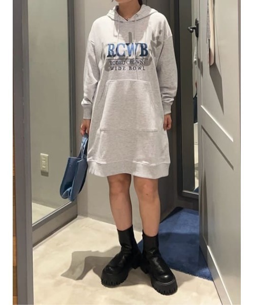 RODEO CROWNS WIDE BOWL（ロデオクラウンズワイドボウル）の「シャドーロゴパーカーワンピース（ワンピース・レディース・パープル/チャコールグレー/グレー×ホワイト・FREE）」の14枚目の写真