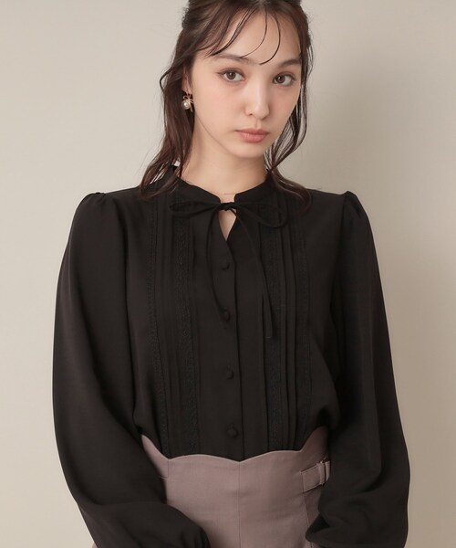 couture brooch（クチュールブローチ）の「【大人可愛い・通勤】ピンタックレースブラウス（シャツ/ブラウス・レディース・ライトグレー/アイボリー/ブラック・36/38/40/42）」の15枚目の写真