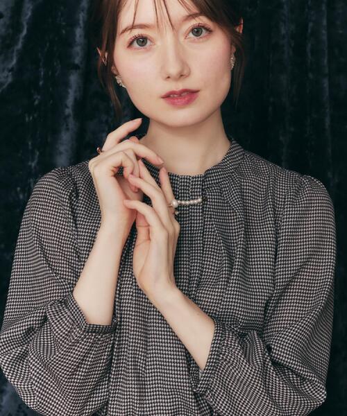 couture brooch（クチュールブローチ）の「【大人可愛い・パール取り外し・通勤】・タックタイチェック柄ブラウス（シャツ/ブラウス・レディース・ブラック系/ダークブラウン系・42/40/36/38）」の2枚目の写真