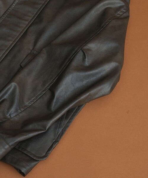 PUBLIC TOKYO（パブリックトウキョウ）の「ビンテージライクオーバーサイズレザーブルゾン　/２WAY仕様/スタンド/春服/防風性/防水性/アウター（ブルゾン・メンズ・ブラック/ブラウン・1/2）」の7枚目の写真