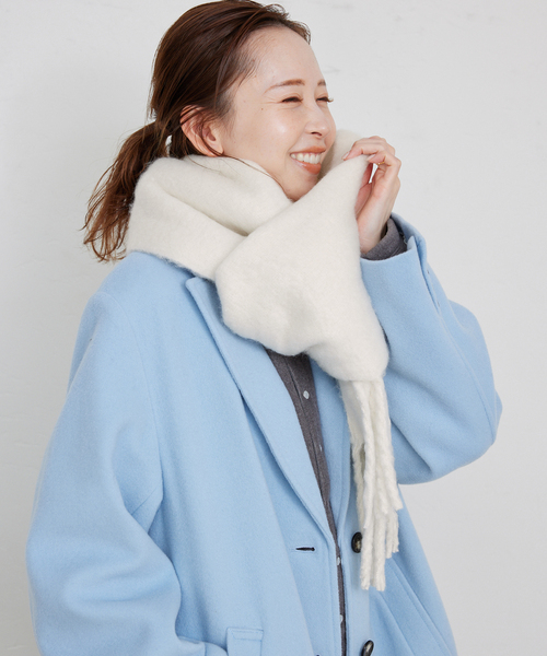 SLOBE IENA（スローブイエナ）の「《追加》SLOBE IENA エアリーカラーストール（マフラー・レディース・ホワイト/レッド/ピンク/カーキ・FREE）」の9枚目の写真