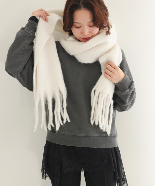 SLOBE IENA（スローブイエナ）の「《追加》SLOBE IENA エアリーカラーストール（マフラー・レディース・ホワイト/レッド/ピンク/カーキ・FREE）」の13枚目の写真