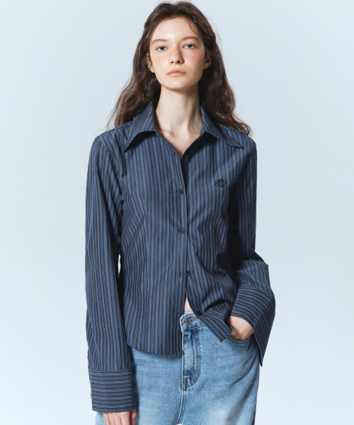 NICK&NICOLE(ニックアンドニコール)の「MINIMAL STRIPE LOGO SLIM SHIRT_CHARCOAL(シャツ/ブラウス・レディース・その他・LARGE/MEDIUM)」の1枚目の写真