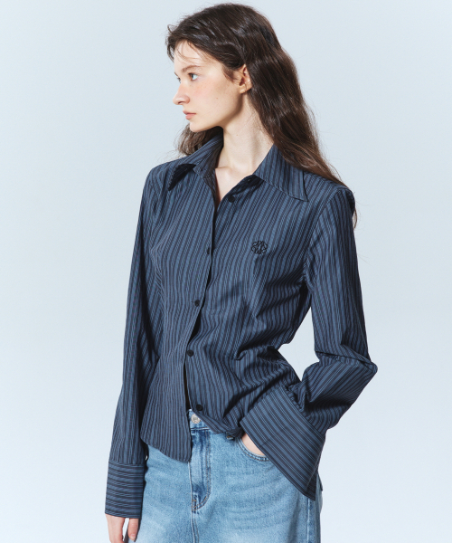 NICK&NICOLE(ニックアンドニコール)の「MINIMAL STRIPE LOGO SLIM SHIRT_CHARCOAL(シャツ/ブラウス・レディース・その他・LARGE/MEDIUM)」の2枚目の写真