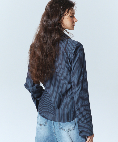 NICK&NICOLE(ニックアンドニコール)の「MINIMAL STRIPE LOGO SLIM SHIRT_CHARCOAL(シャツ/ブラウス・レディース・その他・LARGE/MEDIUM)」の3枚目の写真